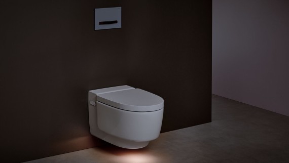 Geberit AquaClean Dusch-WC Mera mit Orientierungslicht.