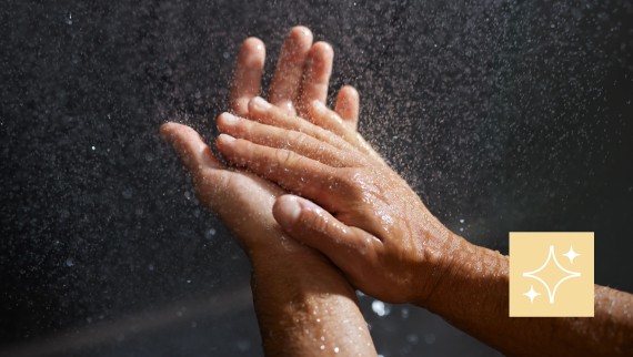 Frau putzt Duschrinne Geberit CleanLine Frau putzt Duschrinne Geberit CleanLine