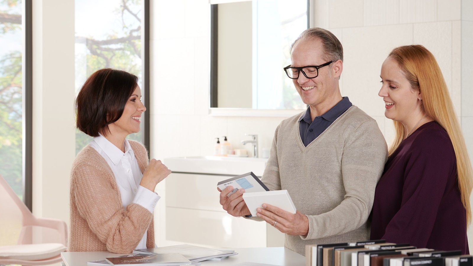 Paar wird von einer Fachhändlerin beraten Paar wird von einer Fachhändlerin beraten