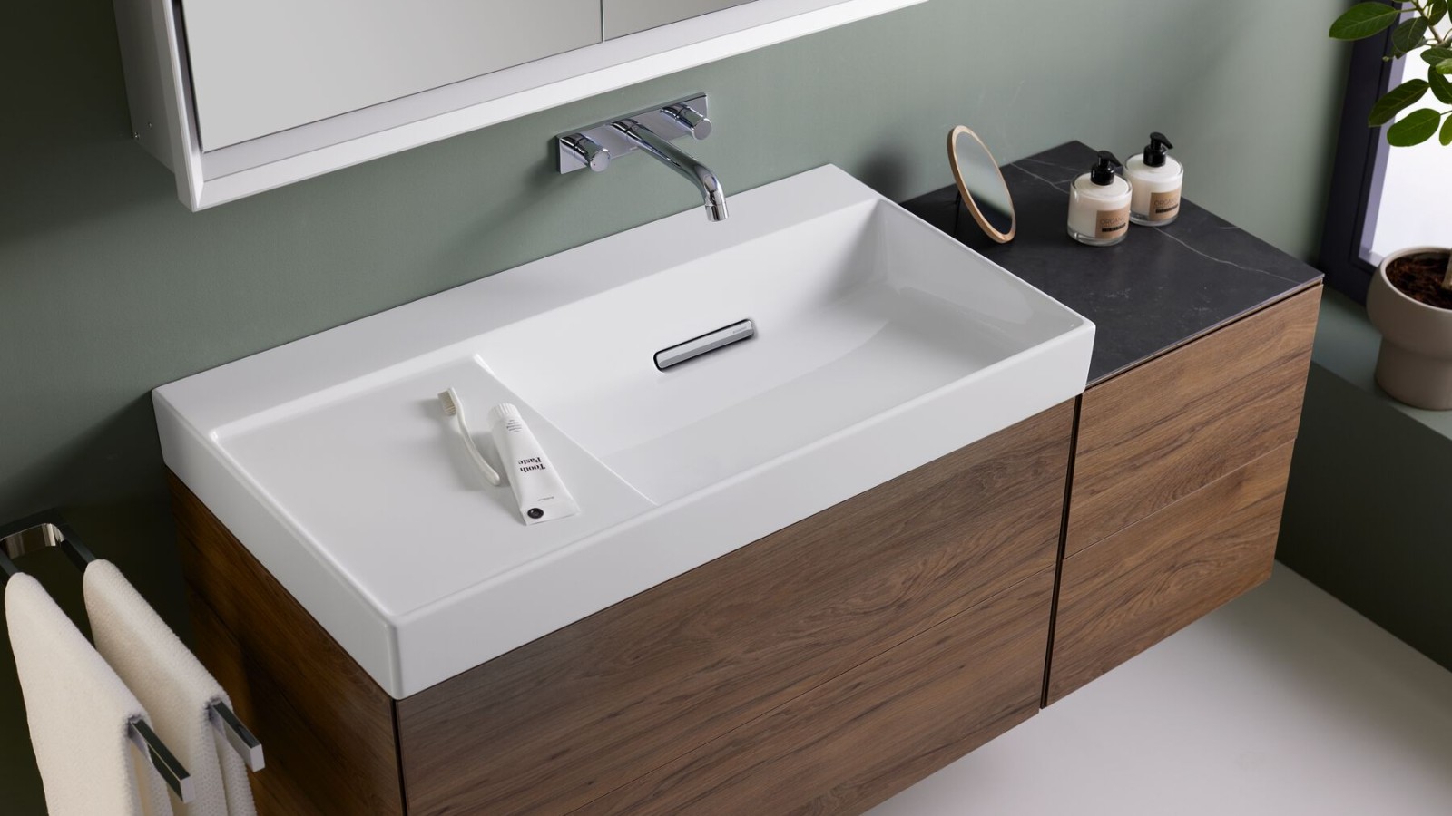 ONE Waschtisch mit hochwertiger Ablage aus schwarzem Marmor ONE Waschtisch mit hochwertiger Ablage aus schwarzem Marmor