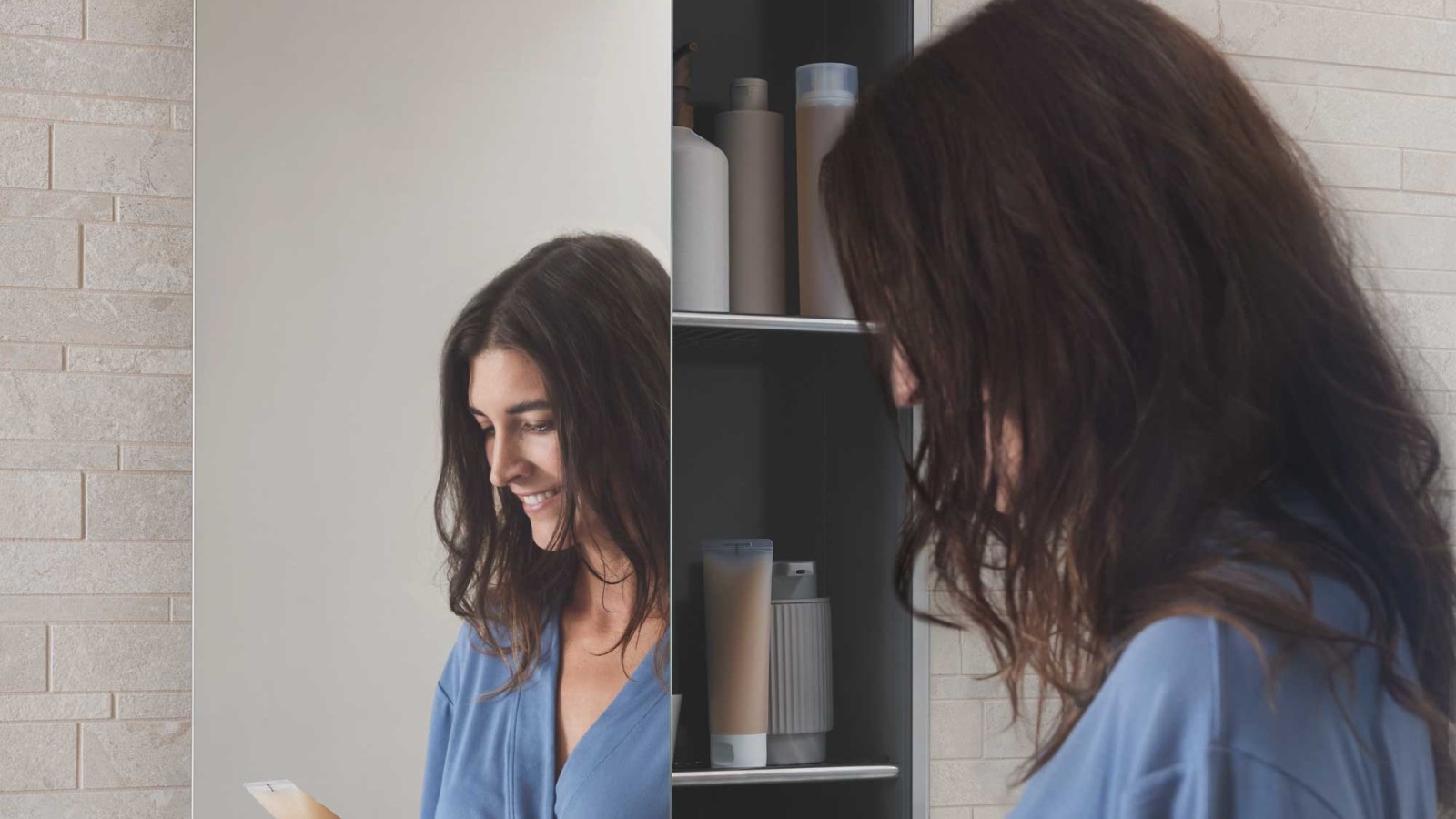 Die Nischenbox der Badserie Geberit Acanto schafft mehr Stauraum im Bad