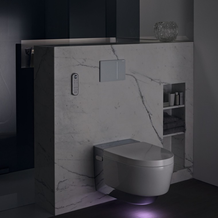 Geberit AquaClean Mera Comfort Chrom mit Orientierungslicht Geberit AquaClean Mera Comfort Chrom mit Orientierungslicht