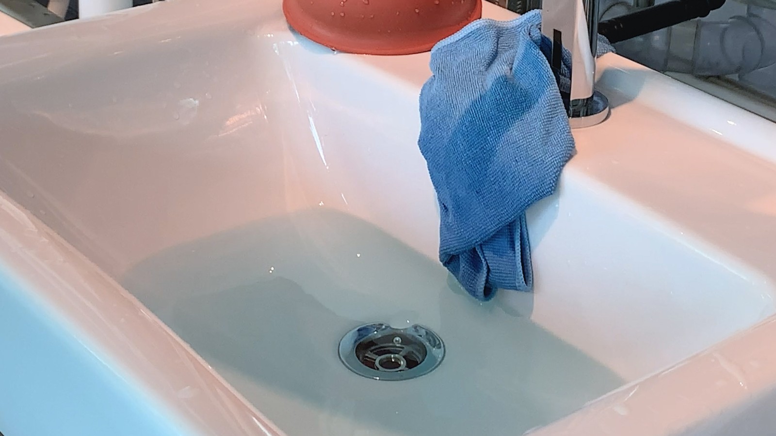 Das Wasser läuft aus dem Waschtisch ab Das Wasser läuft aus dem Waschtisch ab