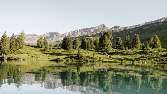 Spiegelungen im Schweizer Bergsee Engstlensee auf 1.835 m ü. M. – Fotograf: Bruno Augsburger (© Geberit) Spiegelungen im Schweizer Bergsee Engstlensee auf 1.835 m ü. M. – Fotograf: Bruno Augsburger (© Geberit)