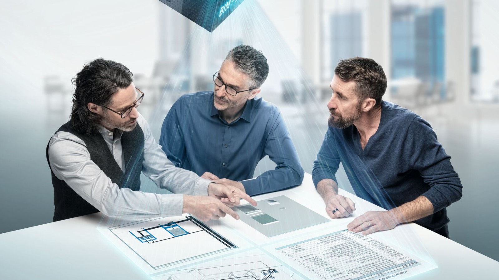 Planer diskutieren an einem Tisch mit BIM Symbol Planer diskutieren an einem Tisch mit BIM Symbol