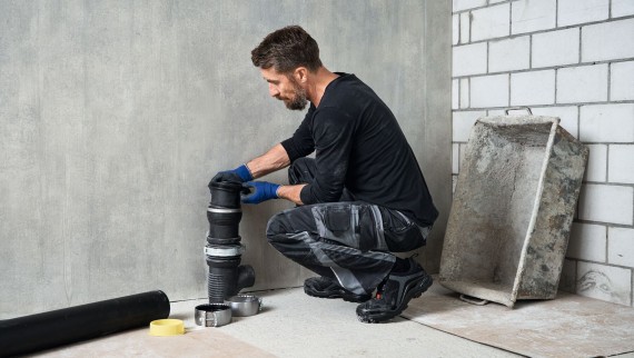 Installation des Rohrleitungssystem für Entwässerung Geberit Silent-db20