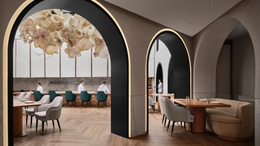 Das Gourmetrestaurant Born in Singapur ist innen wie außen ein Design-Prunkstück (© Owen Raggett)