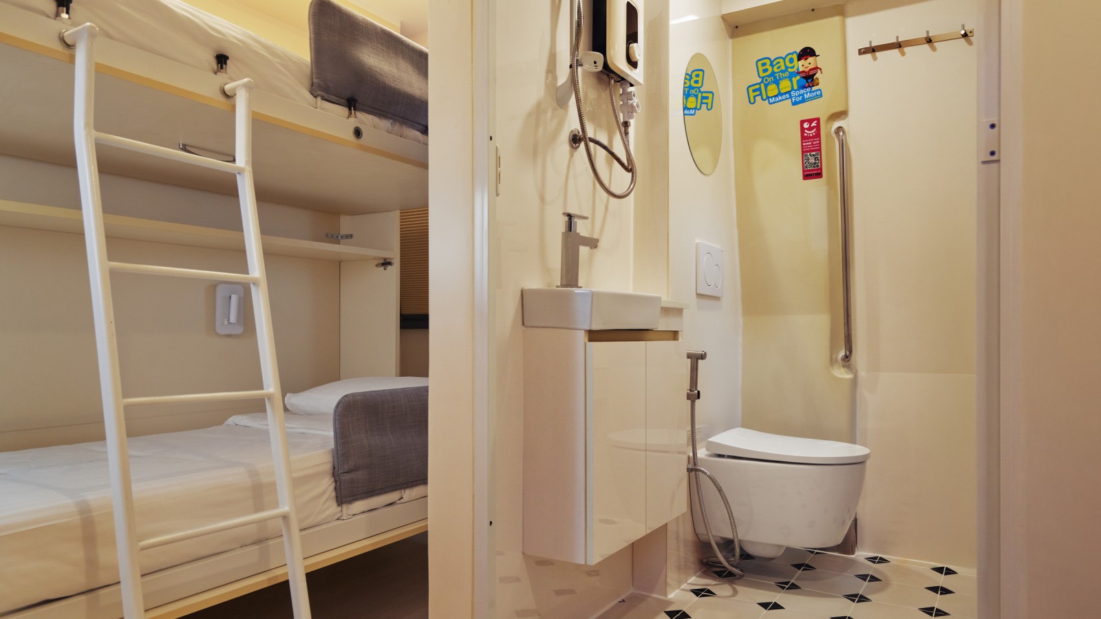 Clever: Die massgefertigten Betten lassen sich bei Nichtgebrauch einfach wegklappen (© Watson Lau)