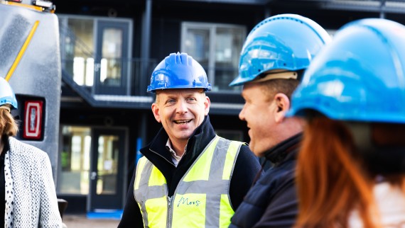Umweltingenieur und Unternehmer Michel Baars setzt das modulare Bauen und die Kreislaufwirtschaft im Bauwesen in die Praxis um (© Fotostudio Gerard-Jan Vlekke/Fotovak BV)