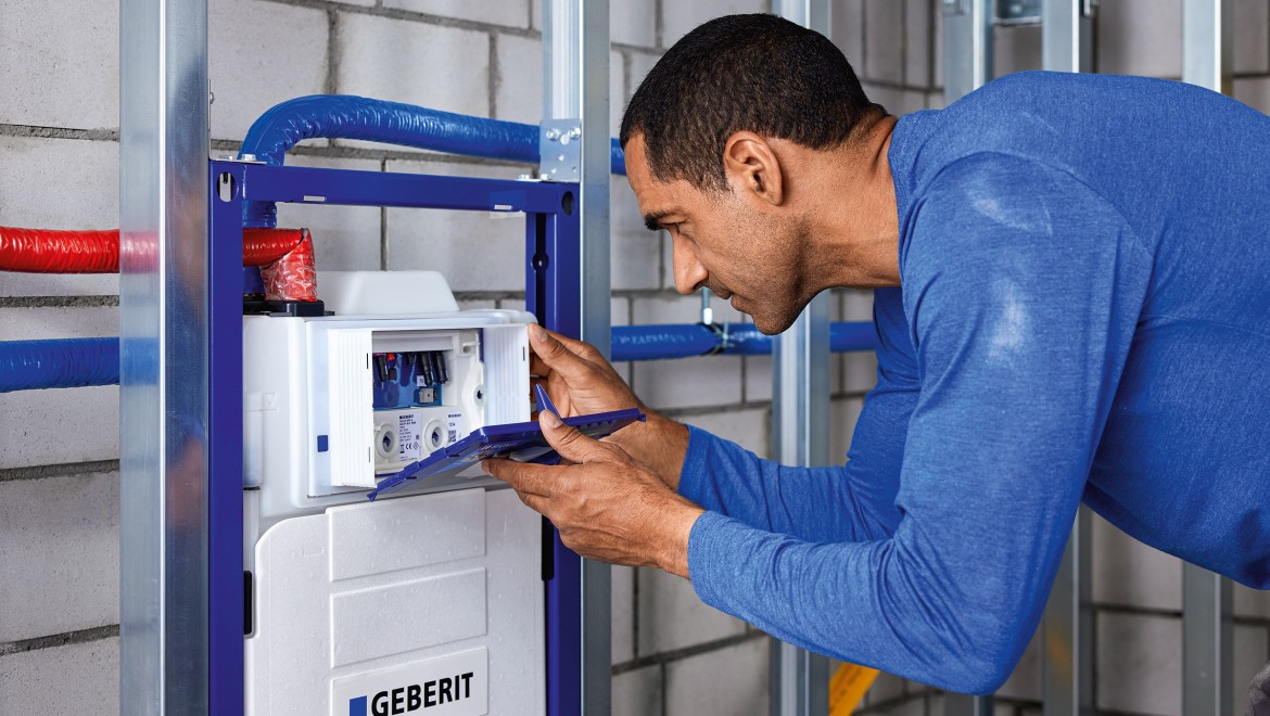 Mann installiert das Geberit Hygienesystem