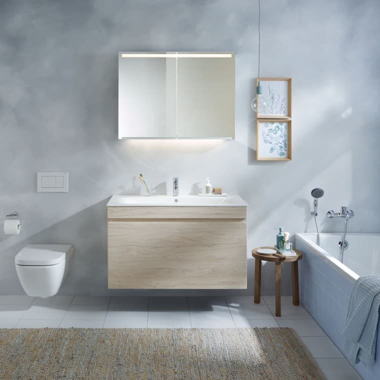 Geschosswohnungsbau, Badezimmer, Badmöbel, Lichtspiegel Geschosswohnungsbau, Badezimmer, Badmöbel, Lichtspiegel