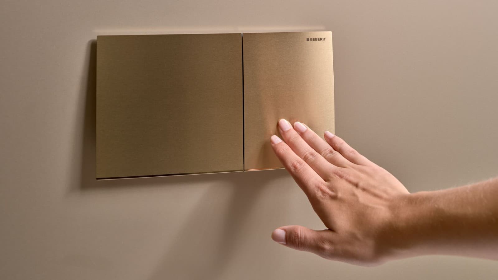 Person drückt auf Betätigungsplatte Sigma70 Person drückt auf Betätigungsplatte Sigma70