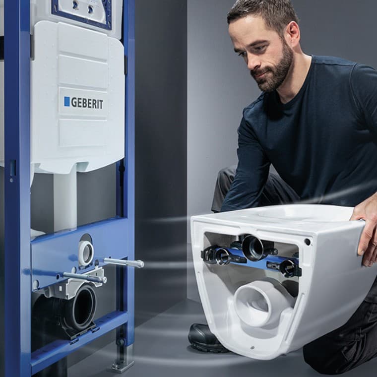 Installateur montiert das Acanto WC am Sigma UP-Spülkasten Installateur montiert das Acanto WC am Sigma UP-Spülkasten