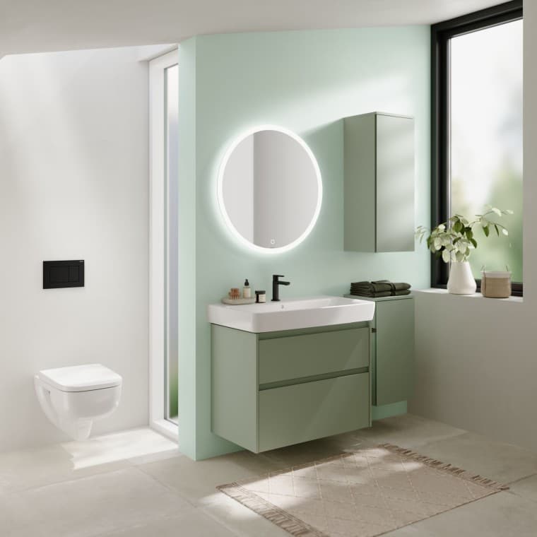 Durch das modulare Zusammenspiel von Waschtischunterschränken und Hochschränken entsteht auch in kleinen Badezimmern flexibel nutzbarer Stauraum – individuell planbar und stilvoll umgesetzt Durch das modulare Zusammenspiel von Waschtischunterschränken und Hochschränken entsteht auch in kleinen Badezimmern flexibel nutzbarer Stauraum – individuell planbar und stilvoll umgesetzt