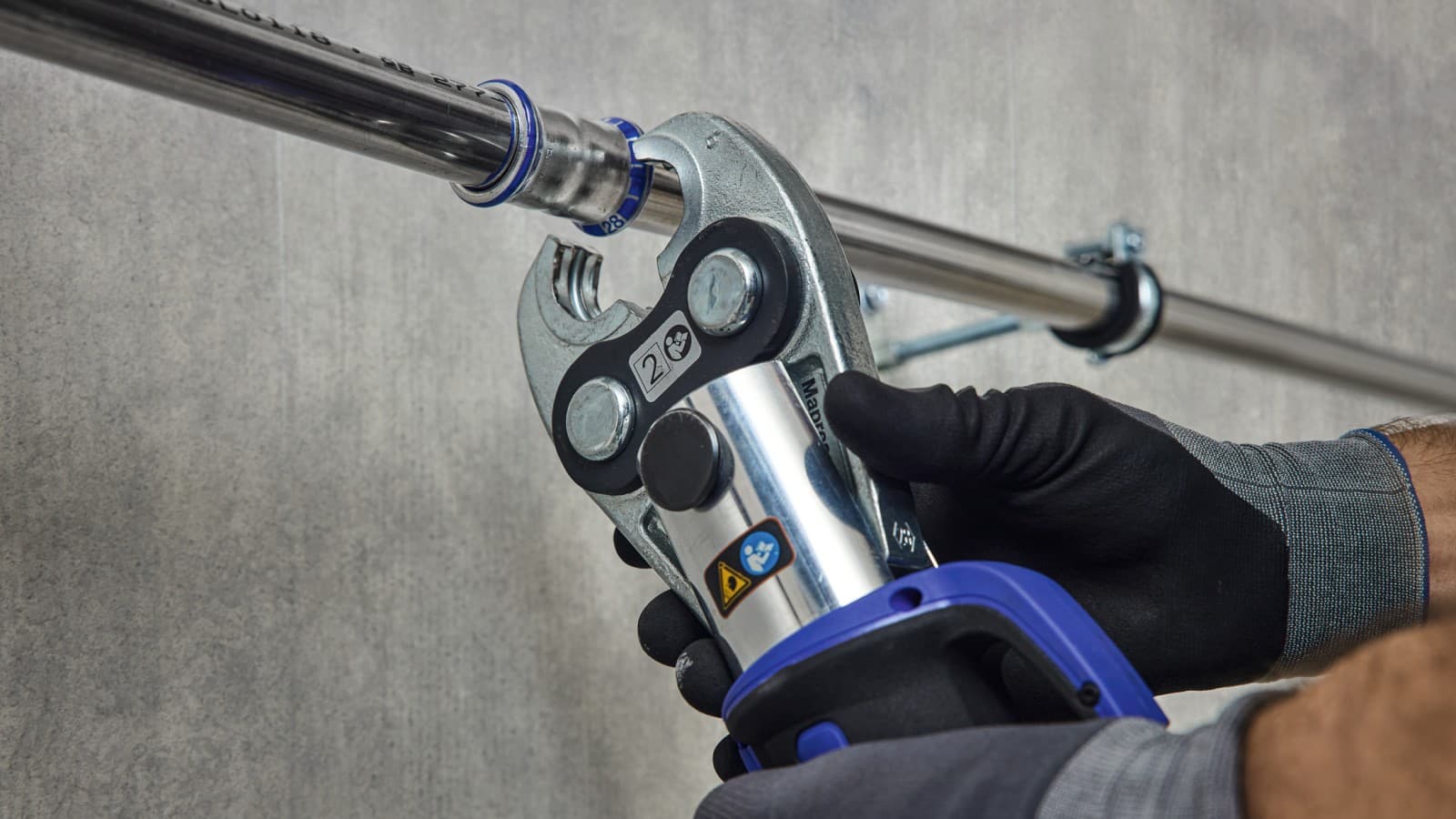 Präzise Backenführung für sichere Verpressung Präzise Backenführung für sichere Verpressung