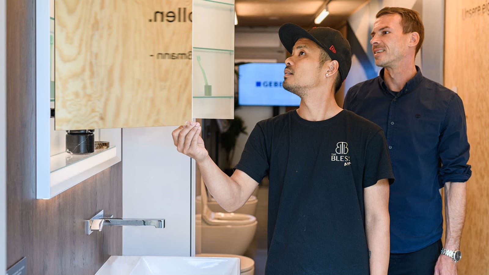 Besucher des POP KUDAMM überzeugen sich von Geberit ONE Spiegelschrank Besucher des POP KUDAMM überzeugen sich von Geberit ONE Spiegelschrank