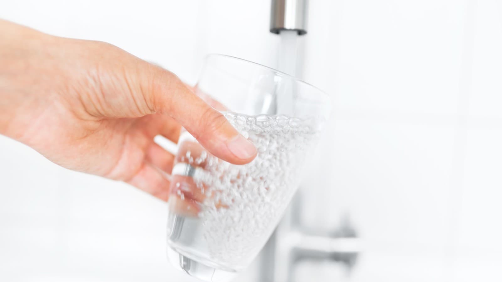 Glas wird mit Trinkwasser befüllt Glas wird mit Trinkwasser befüllt