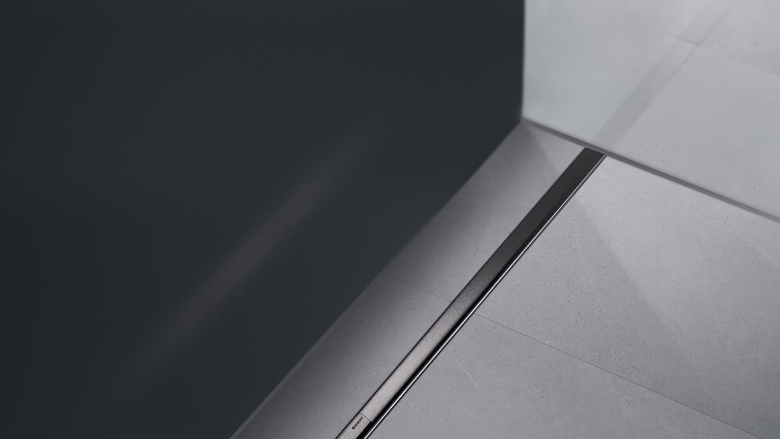 Die Duschrinne Geberit CleanLine50 bietet anspruchsvolles Design und hochwertige Materialien. Der Haarkamm fängt zuverlässig Haare und Schmutz auf, die den Abfluss verstopfen könnten. Die Duschrinne Geberit CleanLine50 bietet anspruchsvolles Design und hochwertige Materialien. Der Haarkamm fängt zuverlässig Haare und Schmutz auf, die den Abfluss verstopfen könnten.