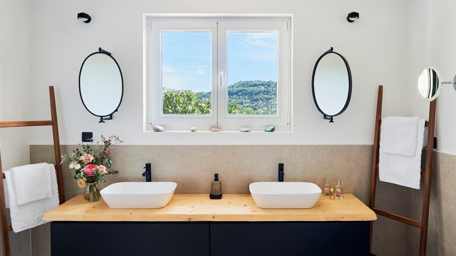 Im Hauptbad ergänzten die Bauherren den Ausblick: Direkt unter dem Fenster installierten Sie zwei schalenförmige Geberit ONE Aufsatzwaschtische auf Unterschränken mit Push-to-open-Schubladen der gleichen Badserie. Im Hauptbad ergänzten die Bauherren den Ausblick: Direkt unter dem Fenster installierten Sie zwei schalenförmige Geberit ONE Aufsatzwaschtische auf Unterschränken mit Push-to-open-Schubladen der gleichen Badserie.