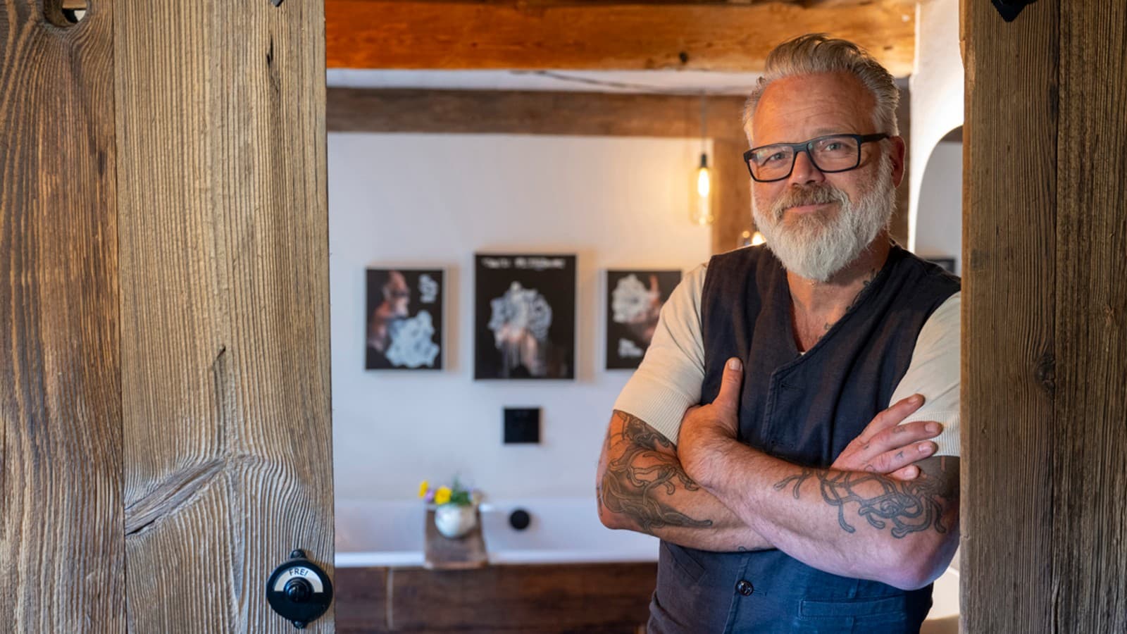 Jörg Heikhaus steht in seinem Künstlerbad, ausgestattet mit Geberit Produkten. Jörg Heikhaus steht in seinem Künstlerbad, ausgestattet mit Geberit Produkten.