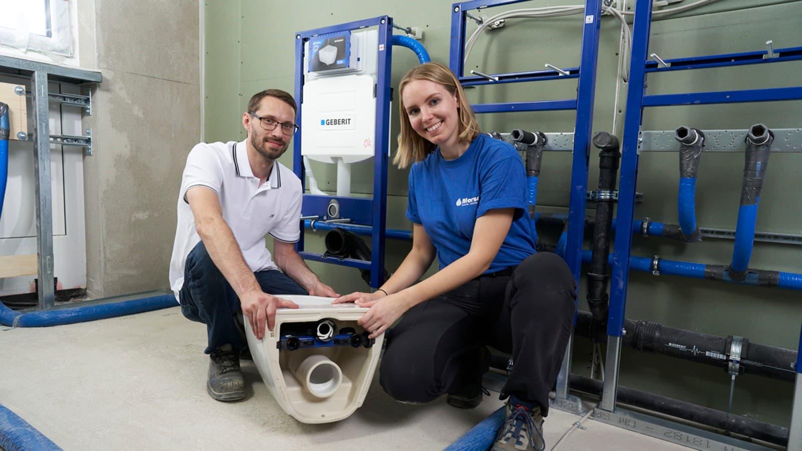 Projektleiter Josef Nitsche und Anlagenmechanikerin für Sanitär, Heizung und Klima Antonella Menrath von der Friedrich Morsch GmbH & Co. KG aus Plankstadt haben das Geberit WC-System ausgiebig in der Praxis getestet. Projektleiter Josef Nitsche und Anlagenmechanikerin für Sanitär, Heizung und Klima Antonella Menrath von der Friedrich Morsch GmbH & Co. KG aus Plankstadt haben das Geberit WC-System ausgiebig in der Praxis getestet.