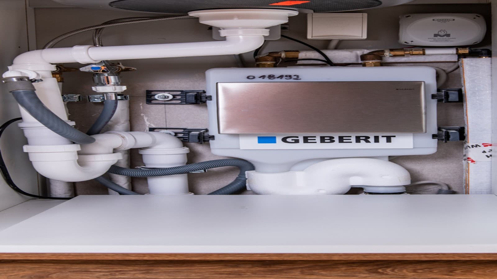 Geberit Hygienespülung versteckt unter einer Küchenspüle Geberit Hygienespülung versteckt unter einer Küchenspüle