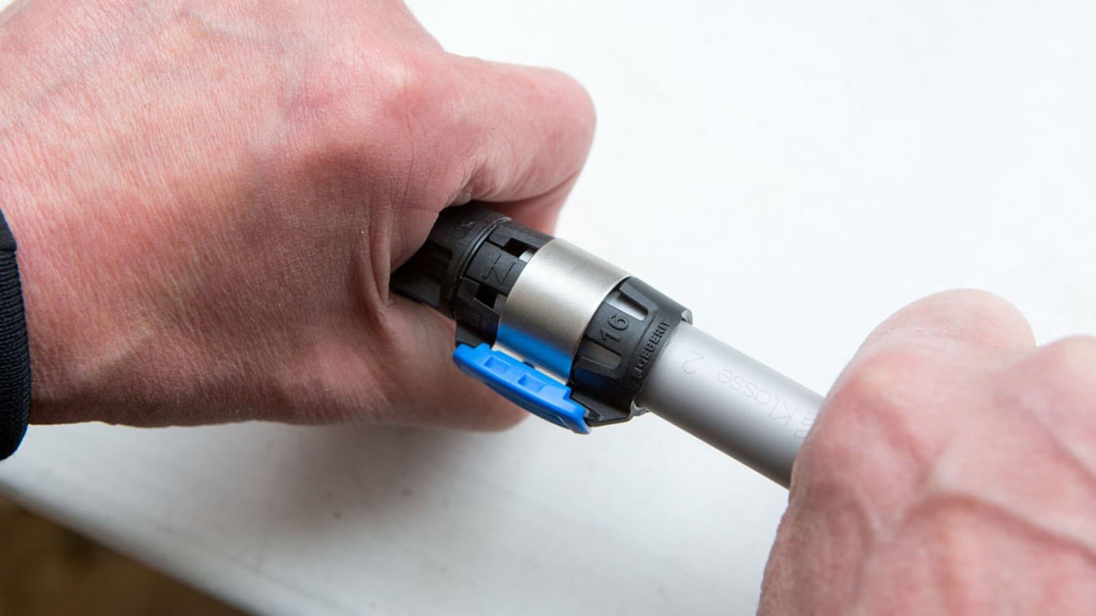 Sichtfenster im Geberit FlowFit Fitting gibt Aufschluss über Einstecktiefe des Rohrs Sichtfenster im Geberit FlowFit Fitting gibt Aufschluss über Einstecktiefe des Rohrs