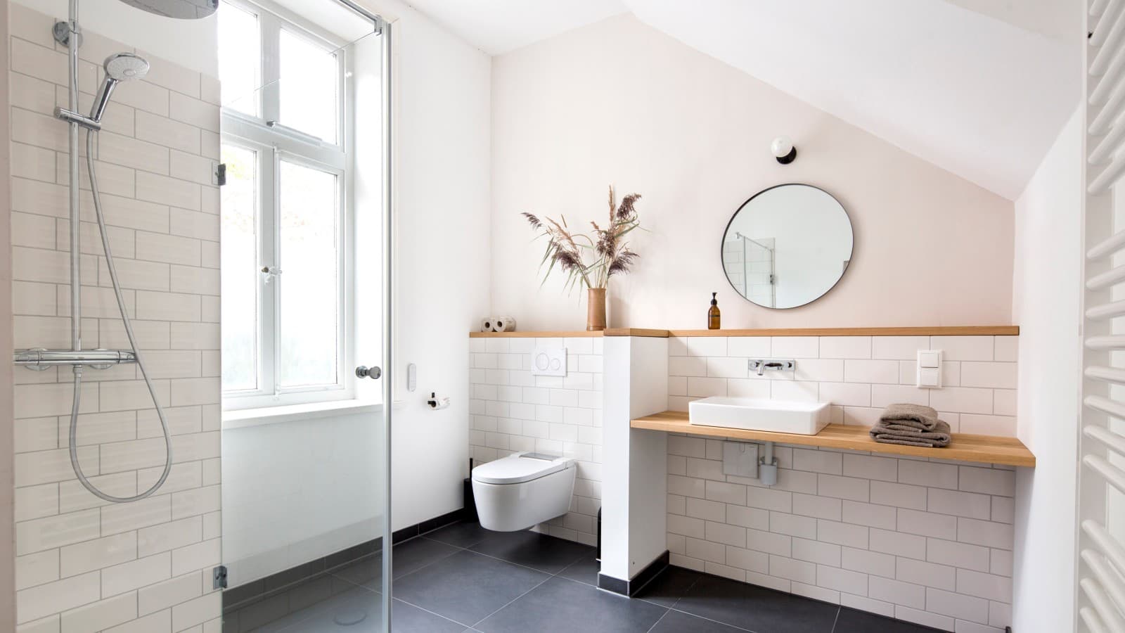 In den Bädern des Gästehauses wurde der Geberit ONE Waschtisch mit horizontalem Ablauf und ONE Wandarmatur installiert. Das Dusch-WC Geberit AquaClean Sela bietet den Gästen das gewisse Extra an Komfort. In den Bädern des Gästehauses wurde der Geberit ONE Waschtisch mit horizontalem Ablauf und ONE Wandarmatur installiert. Das Dusch-WC Geberit AquaClean Sela bietet den Gästen das gewisse Extra an Komfort.