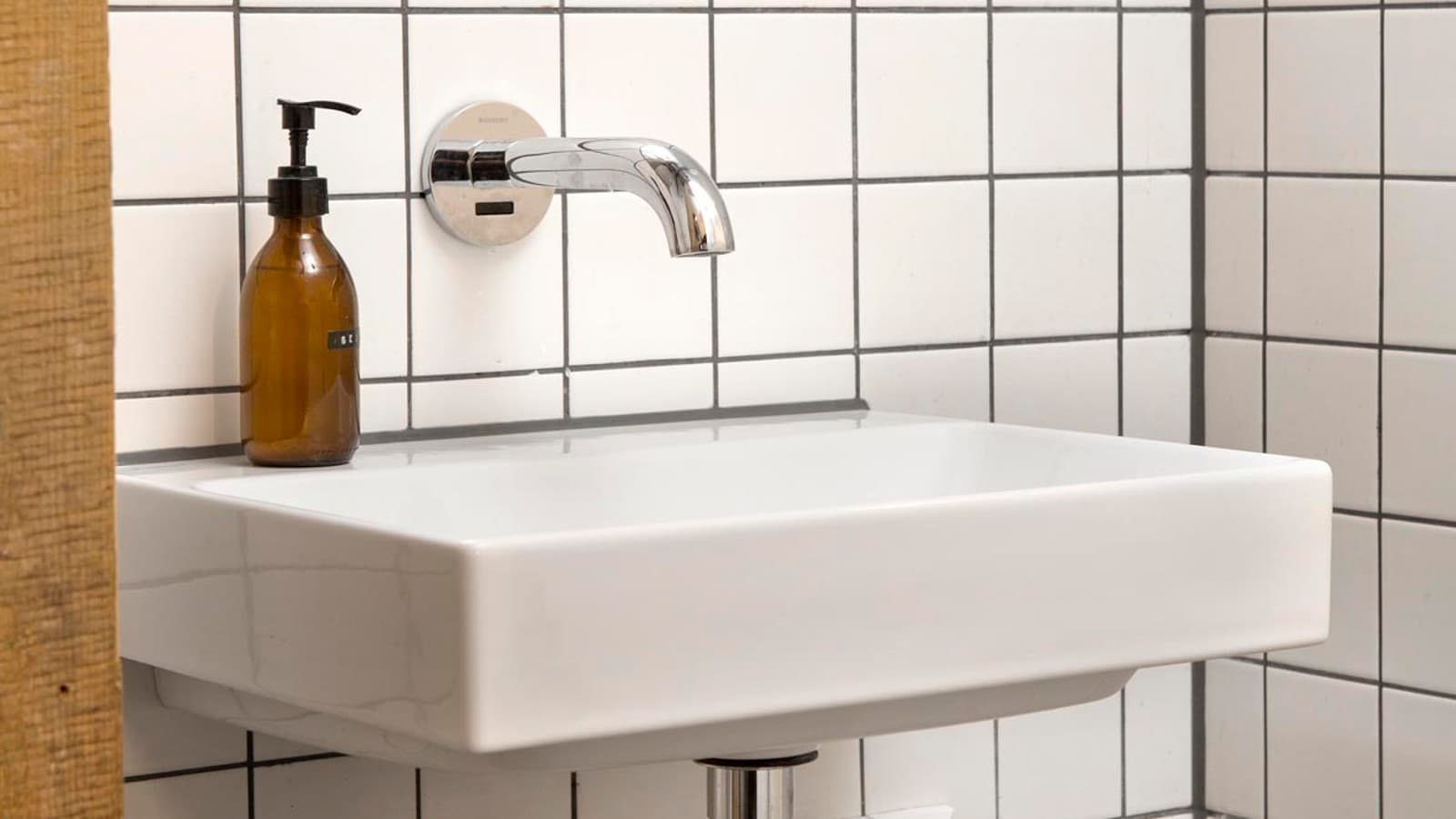 Geberit ONE Waschtisch mit berührungsloser Armatur Geberit Piave Geberit ONE Waschtisch mit berührungsloser Armatur Geberit Piave