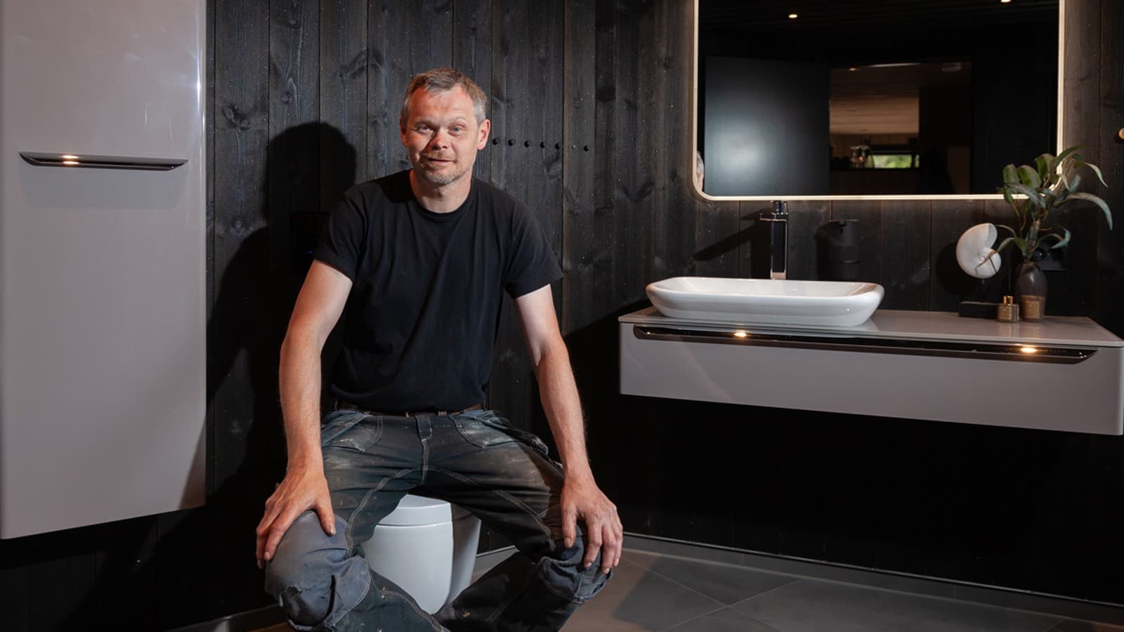 Erbauer Knut Eivind Birkeland auf dem Geberit AquaClean Mera Erbauer Knut Eivind Birkeland auf dem Geberit AquaClean Mera