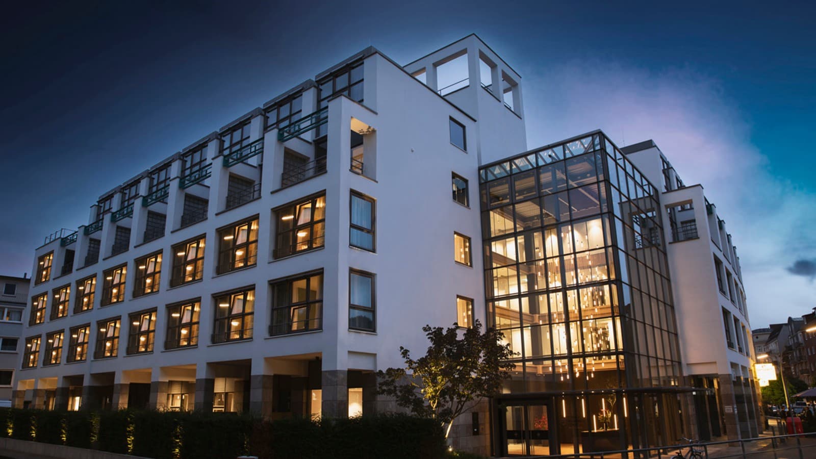 Das Clipper Boardinghpuse Hamburg-Michel befindet sich mitten im Portugiesenviertel zwischen Alster und Elbe. Das Clipper Boardinghpuse Hamburg-Michel befindet sich mitten im Portugiesenviertel zwischen Alster und Elbe.