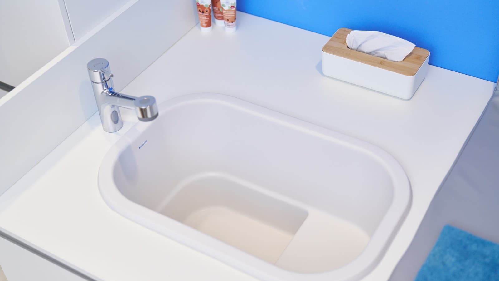 Sitzbadewanne auf praktischer Arbeitshöhe Sitzbadewanne auf praktischer Arbeitshöhe