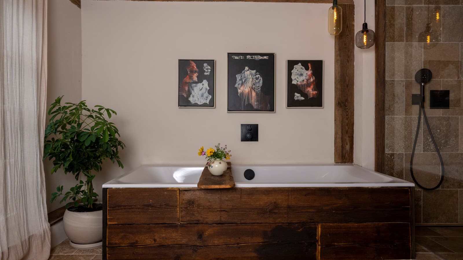 Geberit Tawa Badewanne im Künstlerbad. Geberit Tawa Badewanne im Künstlerbad.