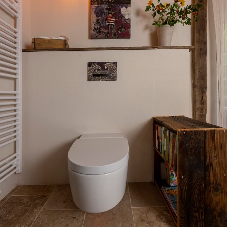 Das Geberit AquaClean Mera Comfort Dusch-WC im renovierten Künsterbad. Das Geberit AquaClean Mera Comfort Dusch-WC im renovierten Künsterbad.