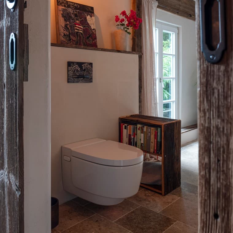 Ansicht in das Künstlerbad und auf das Geberit AquaClean Mera Comfort Dusch-WC. Ansicht in das Künstlerbad und auf das Geberit AquaClean Mera Comfort Dusch-WC.