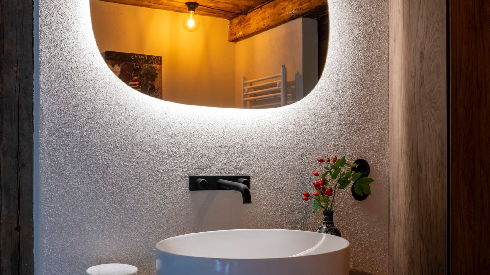 Der ovale Geberit Option Lichtspiegel über dem Waschplatz. Der ovale Geberit Option Lichtspiegel über dem Waschplatz.