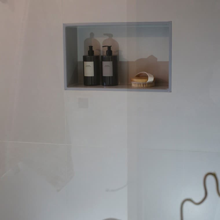 Mit der Nischenablagebox von Geberit werden Duschgel, Shampoo und Co ganz einfach und elegant in der Wand verstaut. (© C’est Design Studio) Mit der Nischenablagebox von Geberit werden Duschgel, Shampoo und Co ganz einfach und elegant in der Wand verstaut. (© C’est Design Studio)