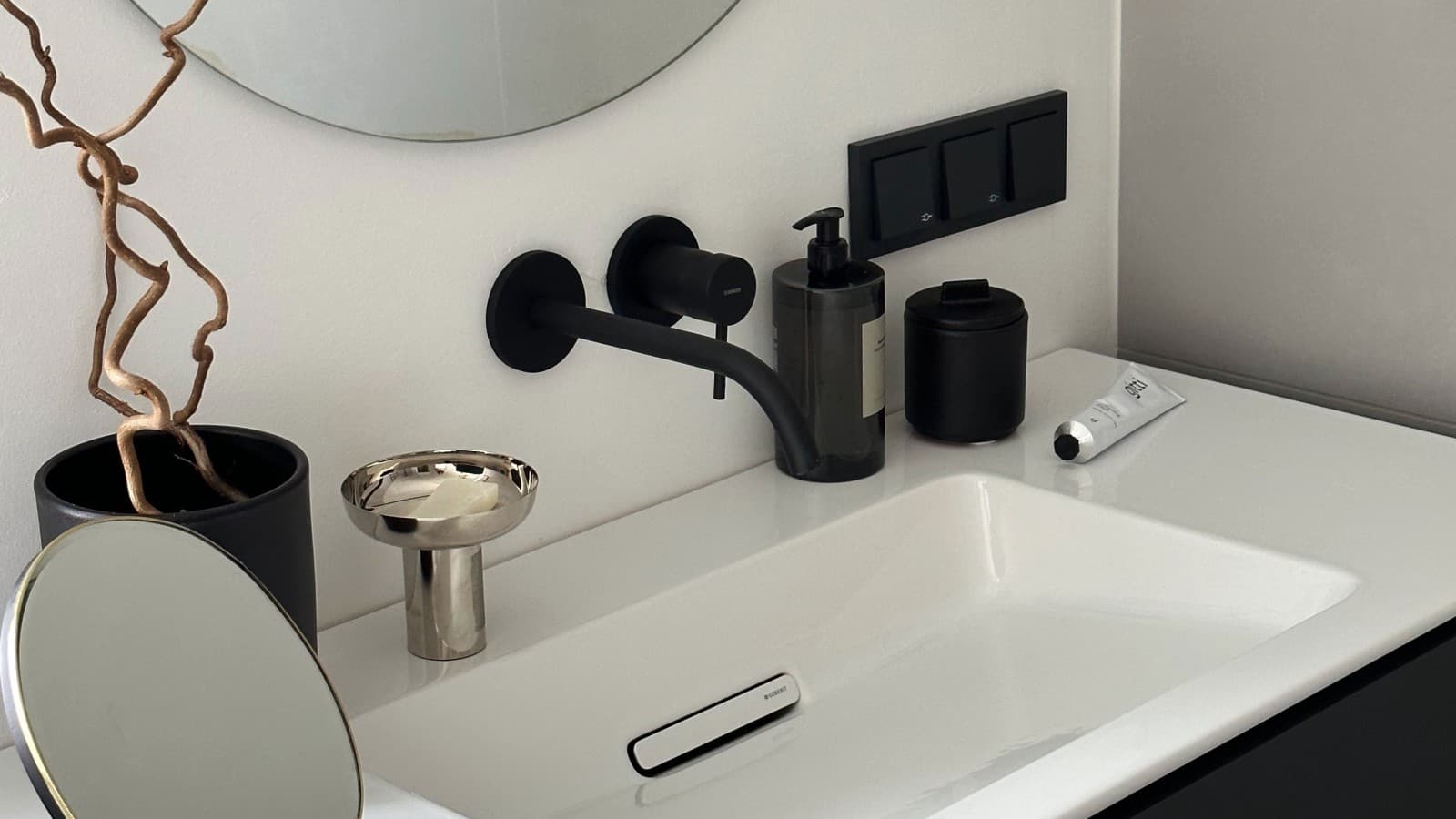 Gästebad in Zwettl mit Produkten von Geberit. (© C’est Design Studio) Gästebad in Zwettl mit Produkten von Geberit. (© C’est Design Studio)