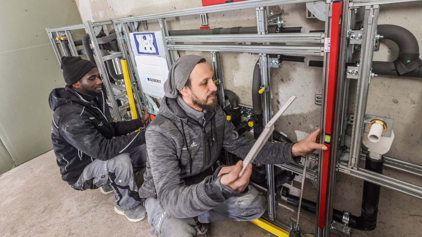 Nach der Befestigung wurden die Geberit GIS IV Wände ausgerichtet. Nach der Befestigung wurden die Geberit GIS IV Wände ausgerichtet.