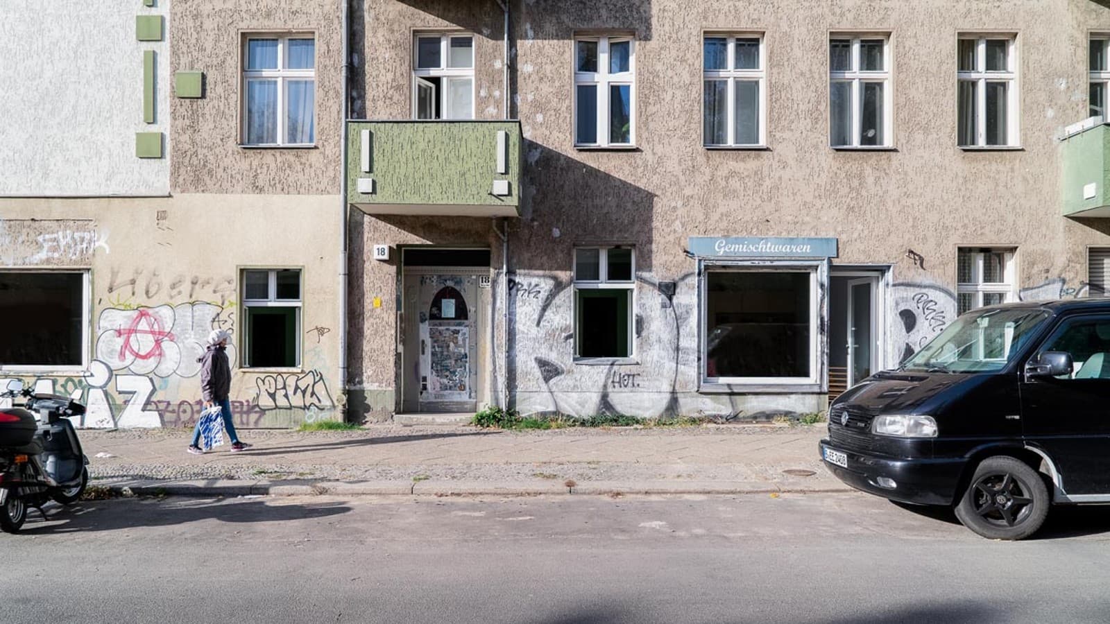 Außenansicht des ehemaligen Gemischtwarenladens, in dem die neue Kita entstand. (© Sebastian Díaz de León) Außenansicht des ehemaligen Gemischtwarenladens, in dem die neue Kita entstand. (© Sebastian Díaz de León)