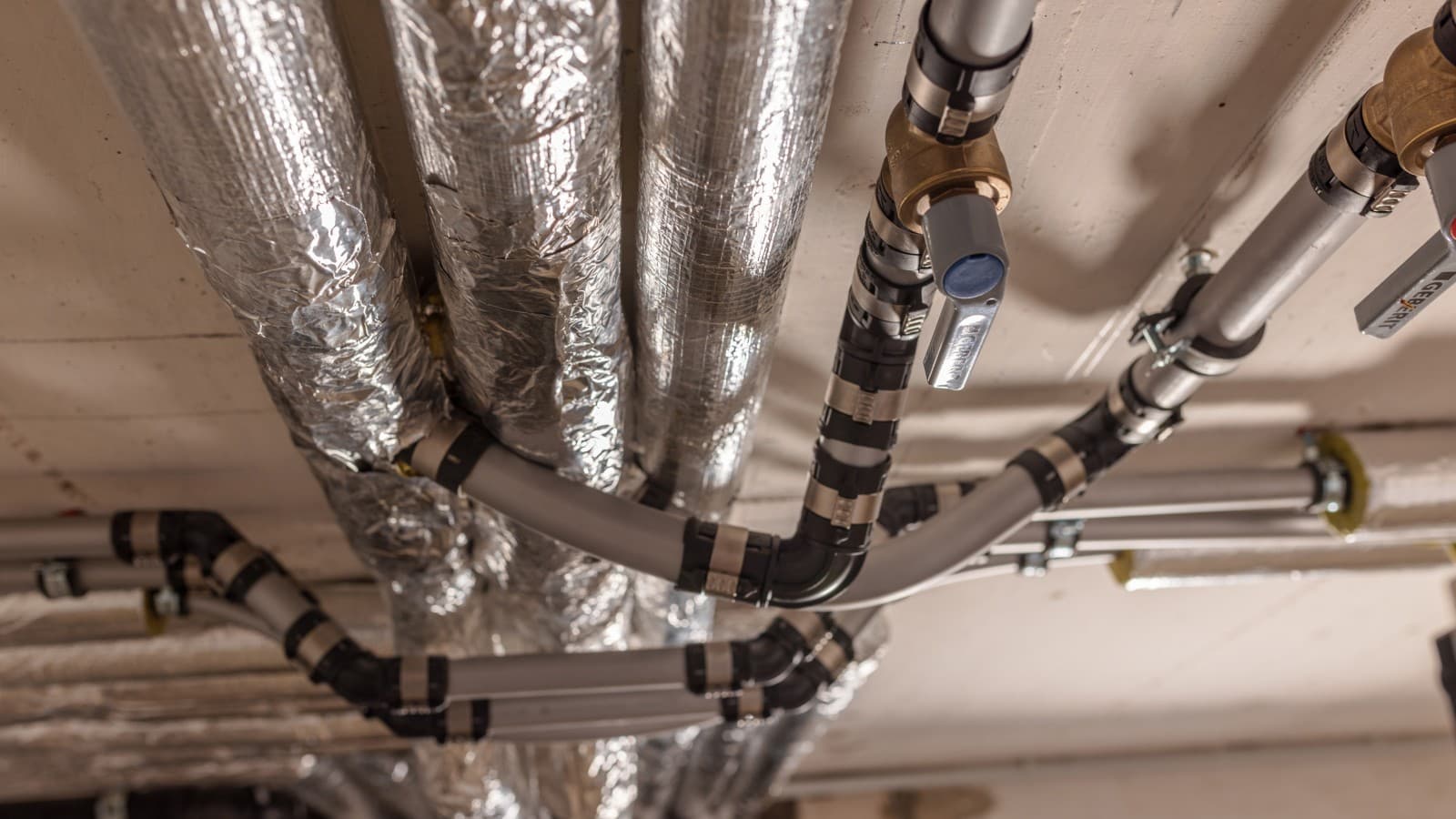 Fertige Installation mit Geberit FlowFit für einen optimierten Durchfluss. (© Geberit/Thomas Siber Tischer) Fertige Installation mit Geberit FlowFit für einen optimierten Durchfluss. (© Geberit/Thomas Siber Tischer)