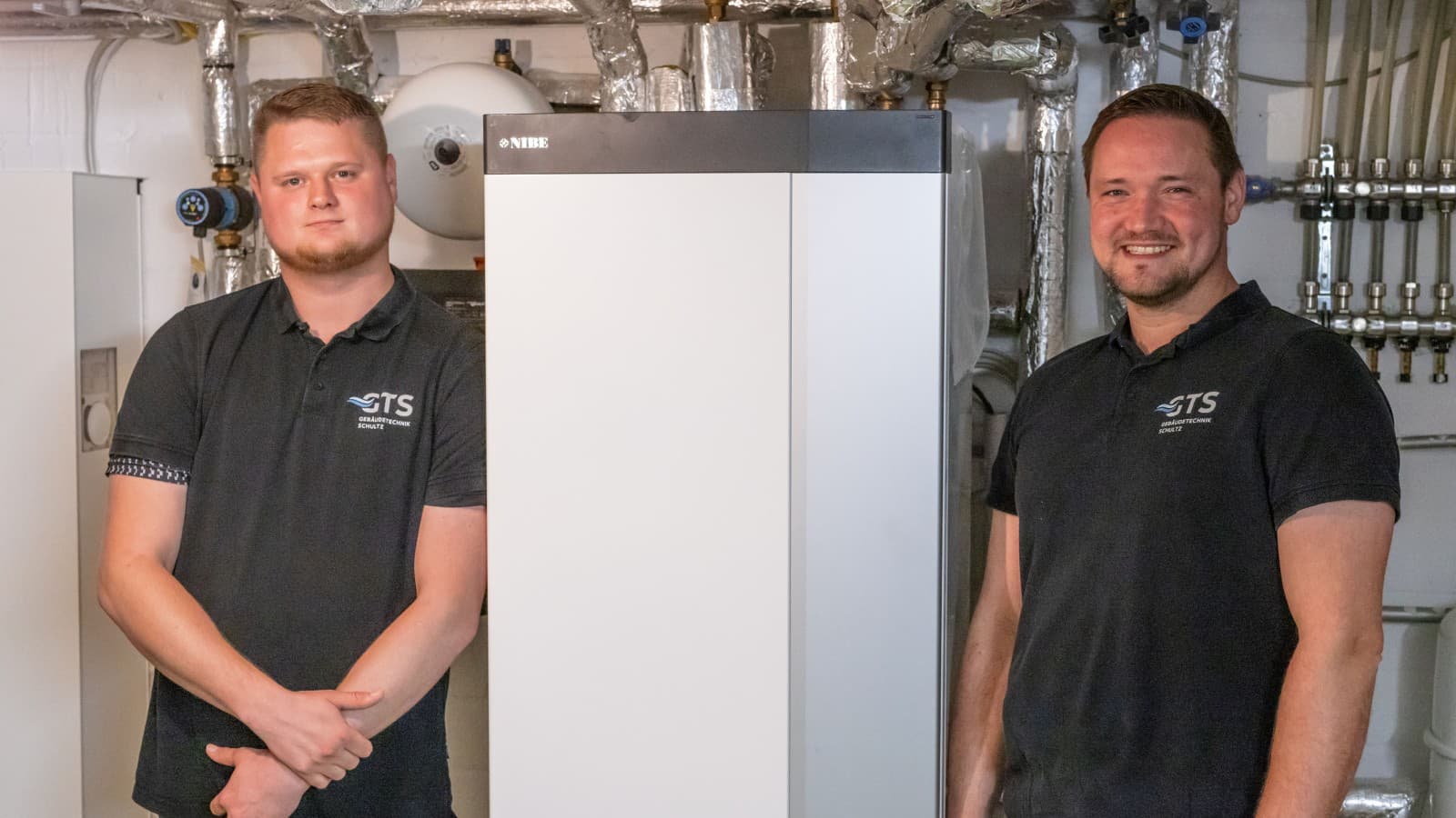 Benjamin Groß (links) und Oliver Buerke von der GebäudeTechnikSchultz GmbH. (© Geberit/Thomas Siber Tischer) Benjamin Groß (links) und Oliver Buerke von der GebäudeTechnikSchultz GmbH. (© Geberit/Thomas Siber Tischer)