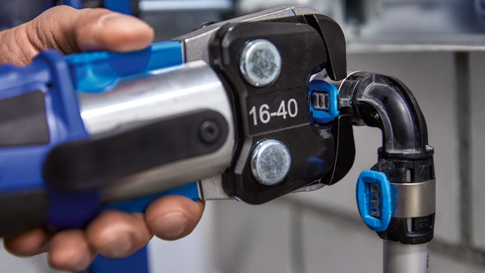 Laterale Verpressung vom Versorgungssystem Geberit FlowFit. Laterale Verpressung vom Versorgungssystem Geberit FlowFit.