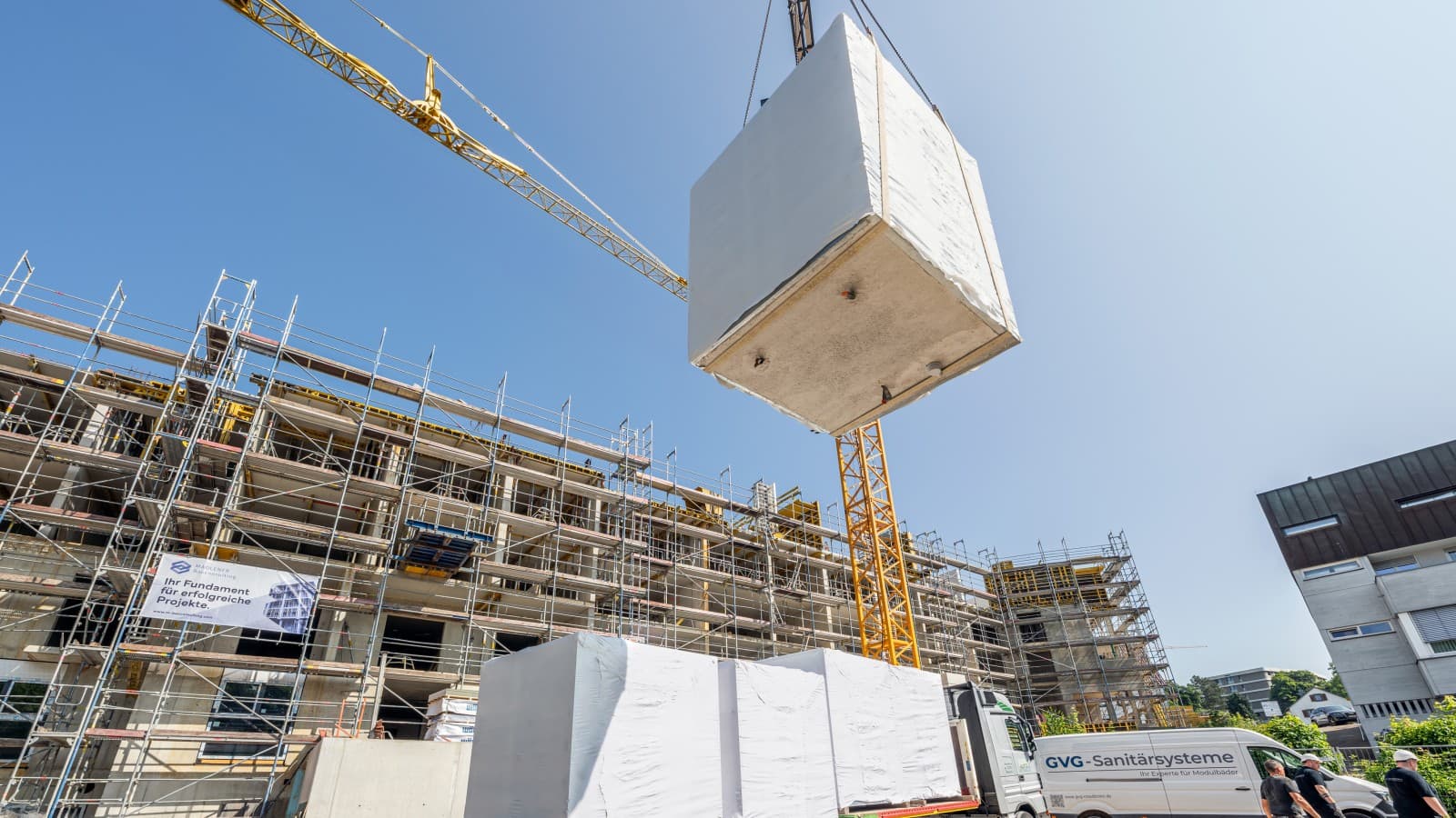 Ein Kran setzt die Fertigbäder in den Rohbau Ein Kran setzt die Fertigbäder in den Rohbau