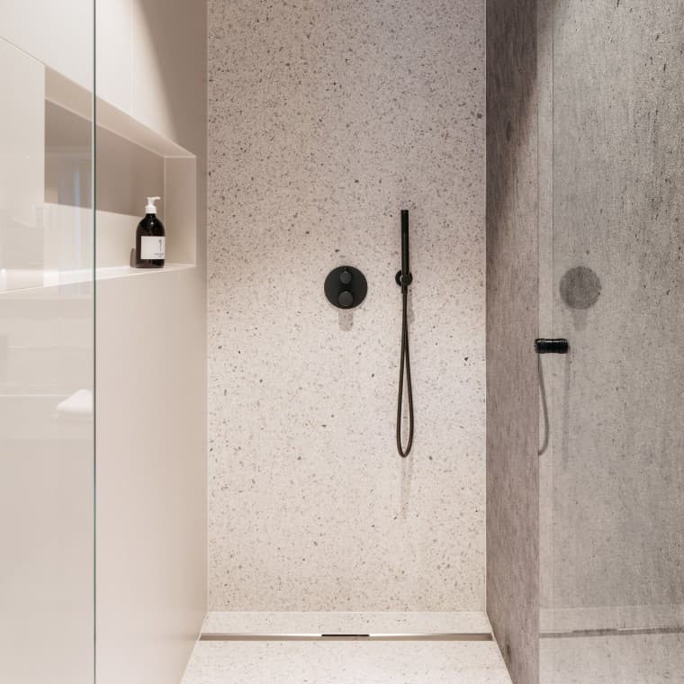 Duschbereich ausgestattet mit der Geberit CleanLine 80 Duschrinne. (© Gregor Hofbauer/Refugium Lunz) Duschbereich ausgestattet mit der Geberit CleanLine 80 Duschrinne. (© Gregor Hofbauer/Refugium Lunz)