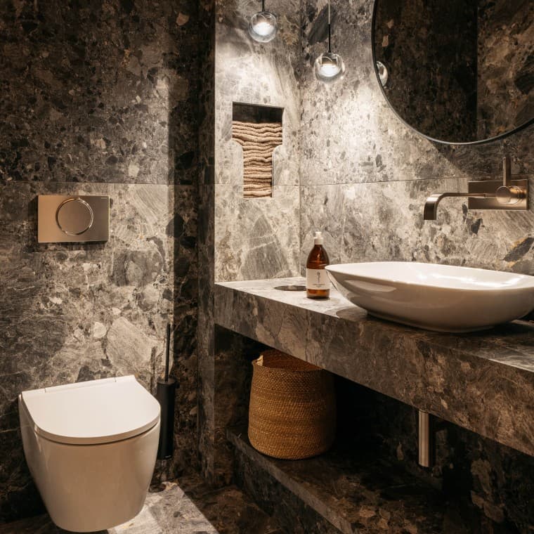 Öffentliches Bad im Refugium ausgestattet mit einem Geberit ONE WC. (© Gregor Hofbauer/Refugium Lunz) Öffentliches Bad im Refugium ausgestattet mit einem Geberit ONE WC. (© Gregor Hofbauer/Refugium Lunz)
