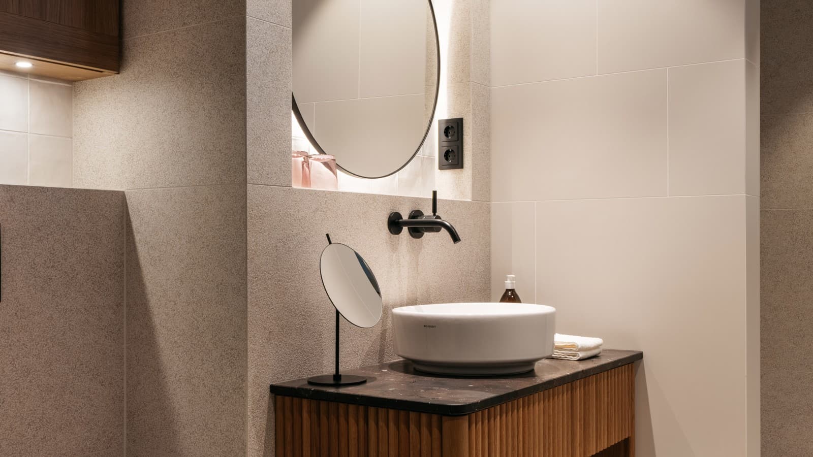 Ein Bad ausgestattet mit dem Geberit Dusch-WC AquaClen Sela und einem Geberit VariForm Aufsatzwaschtisch. (© Gregor Hofbauer/Refugium Lunz) Ein Bad ausgestattet mit dem Geberit Dusch-WC AquaClen Sela und einem Geberit VariForm Aufsatzwaschtisch. (© Gregor Hofbauer/Refugium Lunz)