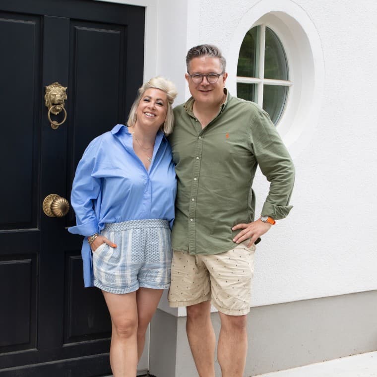 Franziska und Jasper von Hardenberg vor dem Bergheim Berlin. Franziska und Jasper von Hardenberg vor dem Bergheim Berlin.