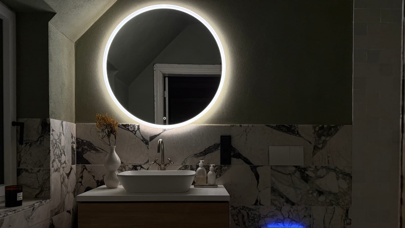 Geberit Option Lichtspiegel rundes Design mit direkter und indirekter Beleuchtung. Geberit Option Lichtspiegel rundes Design mit direkter und indirekter Beleuchtung.