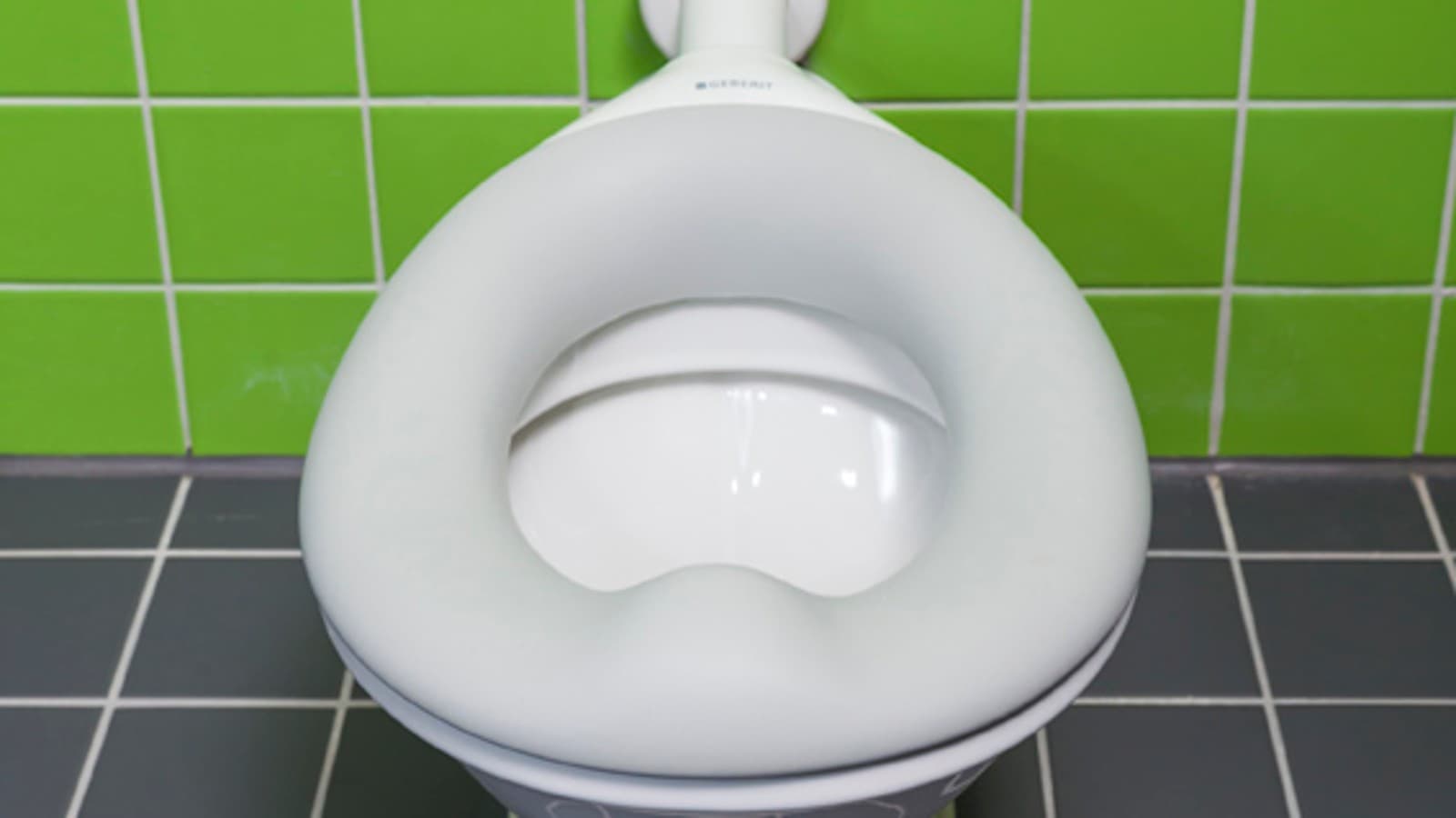 Kindgerechtes Stand-WCs der Serie Geberit Bambini Kindgerechtes Stand-WCs der Serie Geberit Bambini